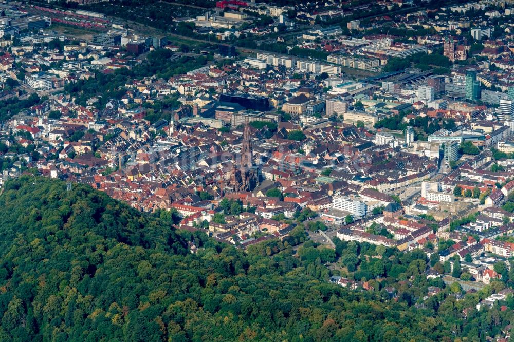 Freiburg im Breisgau von oben - Altstadtbereich und Innenstadtzentrum in Freiburg im Breisgau im Bundesland Baden-Württemberg, Deutschland