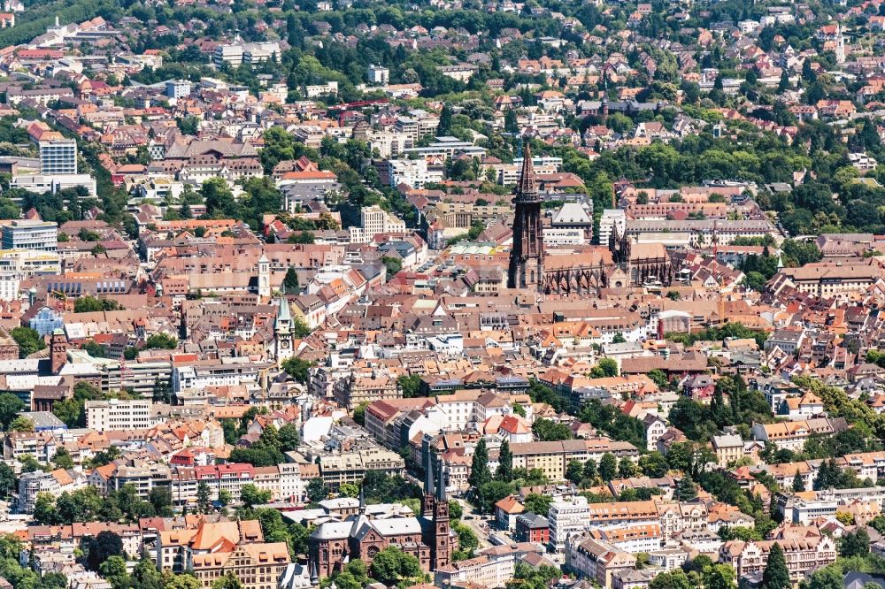 Luftaufnahme Freiburg im Breisgau - Altstadtbereich und Innenstadtzentrum in Freiburg im Breisgau im Bundesland Baden-Württemberg, Deutschland