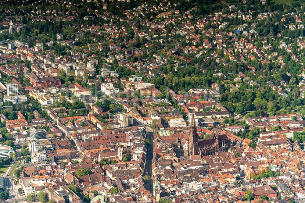 Freiburg im Breisgau aus der Vogelperspektive: Altstadtbereich und Innenstadtzentrum in Freiburg im Breisgau im Bundesland Baden-Württemberg, Deutschland