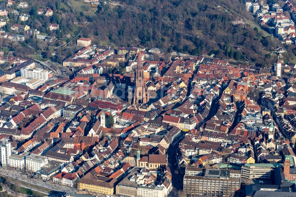 Freiburg im Breisgau von oben - Altstadtbereich und Innenstadtzentrum in Freiburg im Breisgau im Bundesland Baden-Württemberg, Deutschland