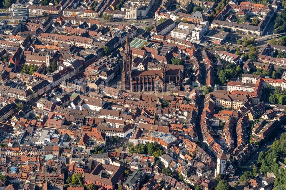 Freiburg im Breisgau von oben - Altstadtbereich und Innenstadtzentrum von Freiburg im Breisgau im Bundesland Baden-Württemberg, Deutschland