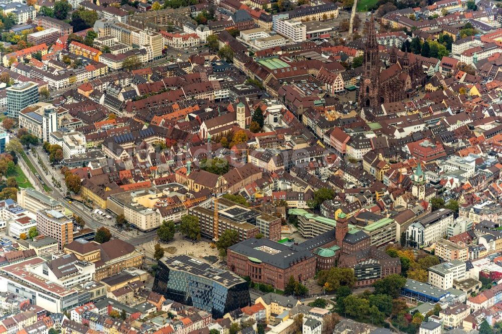 Luftaufnahme Freiburg im Breisgau - Altstadtbereich und Innenstadtzentrum von Freiburg im Breisgau im Bundesland Baden-Württemberg, Deutschland
