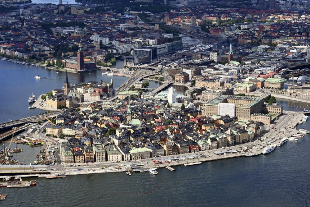 Luftaufnahme Stockholm - Altstadtbereich und Innenstadtzentrum Gamla Stan auf der Insel Stadsholmen in Stockholm in Stockholms län, Schweden