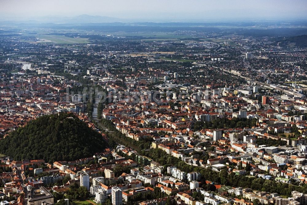 Graz aus der Vogelperspektive: Altstadtbereich und Innenstadtzentrum in Graz in Steiermark, Österreich