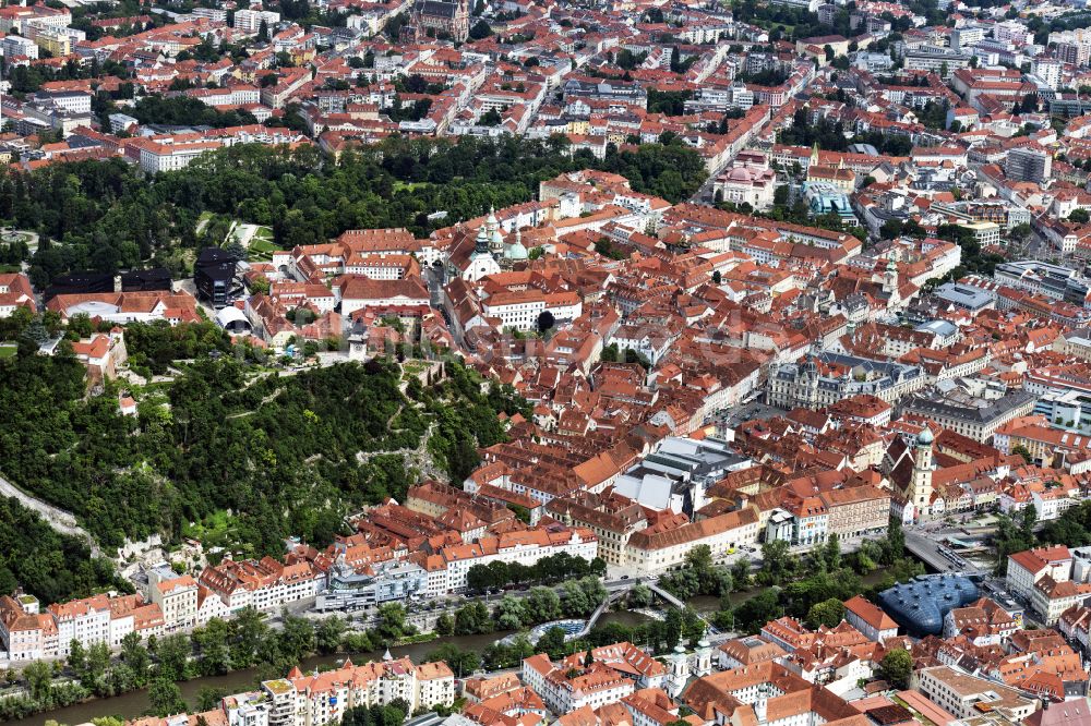 Graz aus der Vogelperspektive: Altstadtbereich und Innenstadtzentrum in Graz in Steiermark, Österreich
