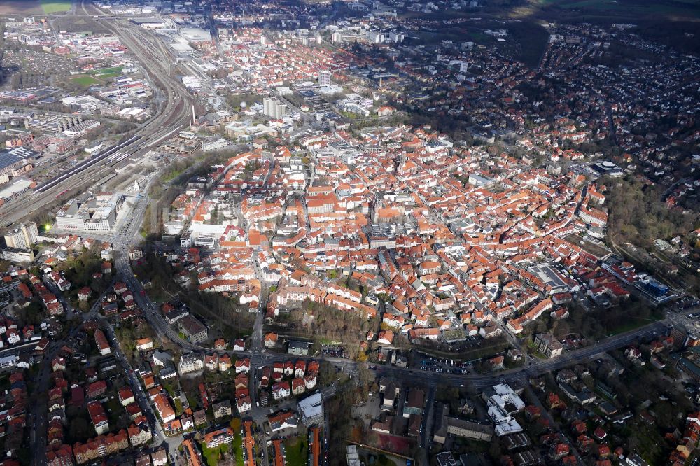 Göttingen von oben - Altstadtbereich und Innenstadtzentrum in Göttingen im Bundesland Niedersachsen
