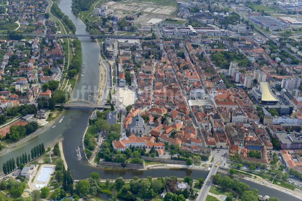 Györ aus der Vogelperspektive: Altstadtbereich und Innenstadtzentrum in Györ in Györ-Moson-Sopron, Ungarn