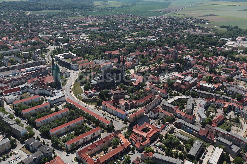 Halberstadt aus der Vogelperspektive: Altstadtbereich und Innenstadtzentrum in Halberstadt im Bundesland Sachsen-Anhalt, Deutschland