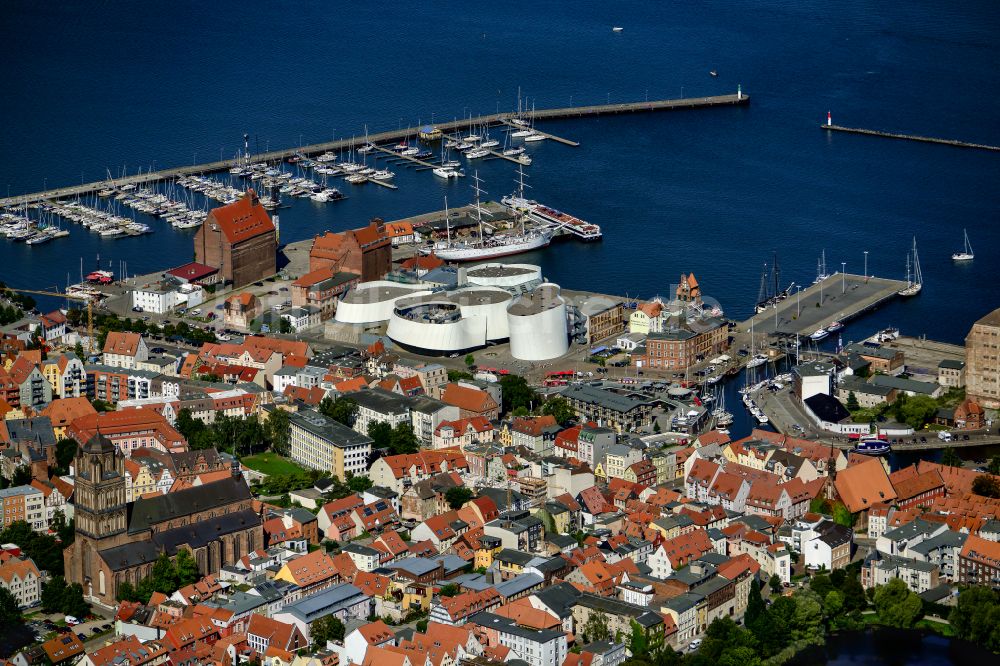 Luftaufnahme Stralsund - Altstadtbereich und Innenstadtzentrum in Hansestadt Stralsund im Bundesland Mecklenburg-Vorpommern, Deutschland