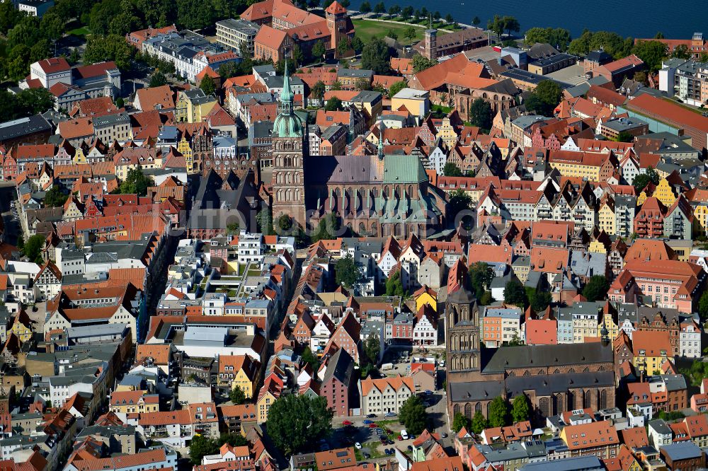 Stralsund von oben - Altstadtbereich und Innenstadtzentrum in Hansestadt Stralsund im Bundesland Mecklenburg-Vorpommern, Deutschland