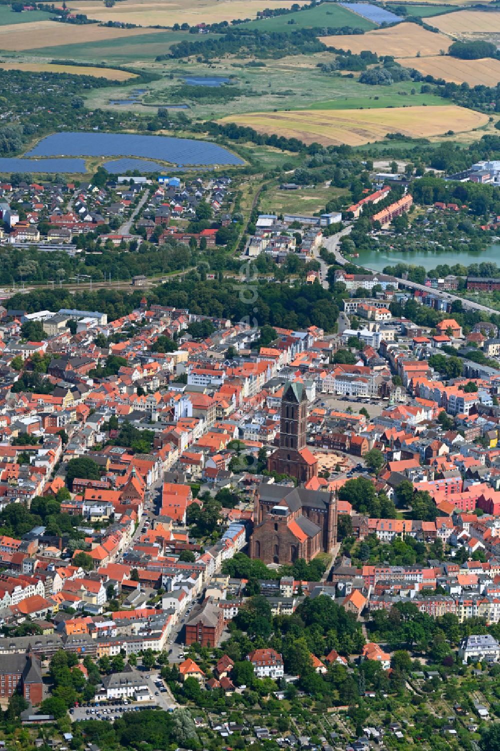 Wismar aus der Vogelperspektive: Altstadtbereich und Innenstadtzentrum in Hansestadt Wismar im Bundesland Mecklenburg-Vorpommern, Deutschland