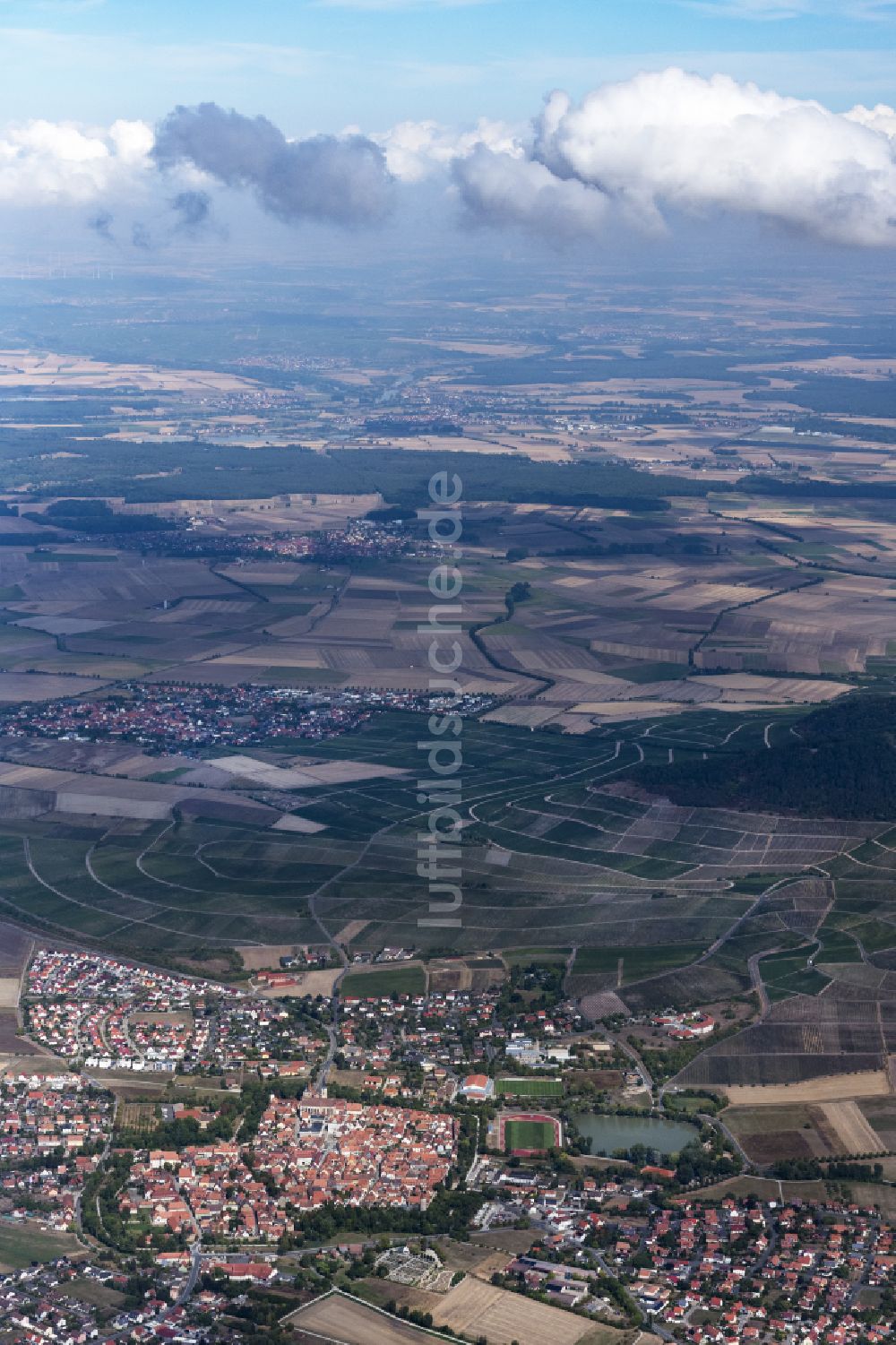 Luftaufnahme Iphofen - Altstadtbereich und Innenstadtzentrum in Hellmitzheim im Bundesland Bayern, Deutschland