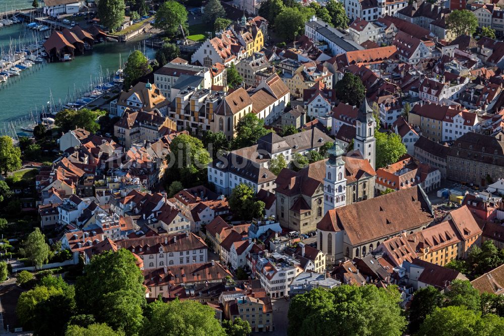 Lindau (Bodensee) von oben - Altstadtbereich und Innenstadtzentrum mit der Kirche St. Stephan und dem Münster unserer Lieben Frau in Lindau (Bodensee) im Bundesland Bayern, Deutschland