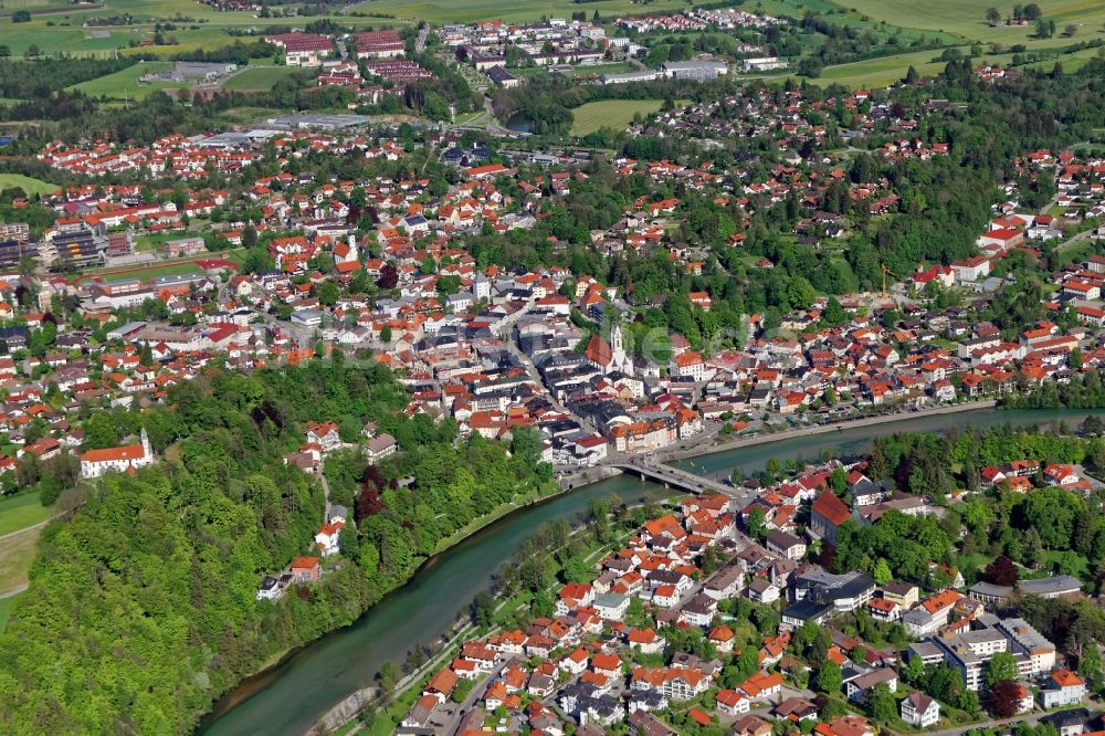 Bad Tölz aus der Vogelperspektive: Altstadtbereich und Innenstadtzentrum des Kurortes Bad Tölz an der Isar im Bundesland Bayern