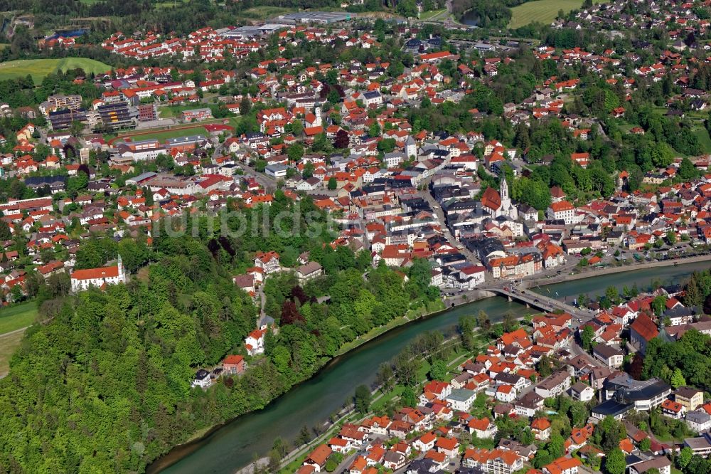 Luftbild Bad Tölz - Altstadtbereich und Innenstadtzentrum des Kurortes Bad Tölz an der Isar im Bundesland Bayern