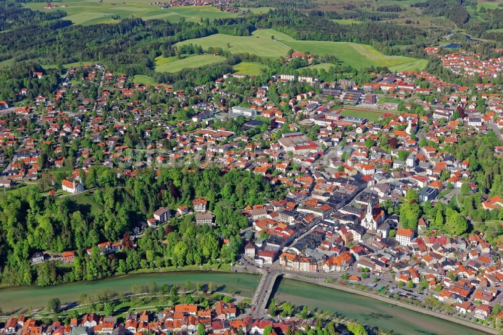 Luftaufnahme Bad Tölz - Altstadtbereich und Innenstadtzentrum des Kurortes Bad Tölz an der Isar im Bundesland Bayern