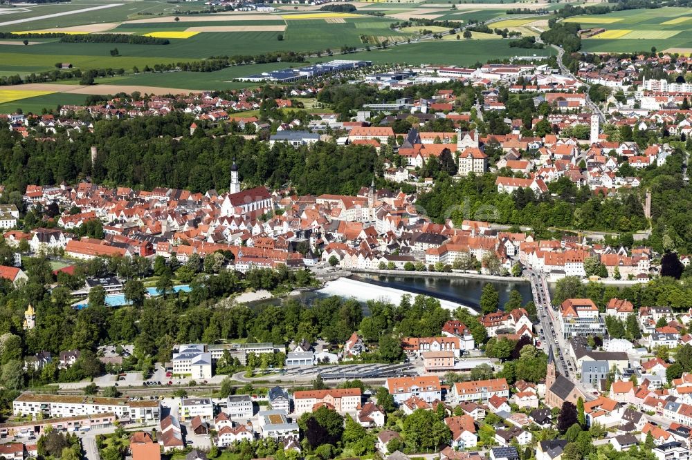 Landsberg am Lech von oben - Altstadtbereich und Innenstadtzentrum in Landsberg am Lech im Bundesland Bayern, Deutschland