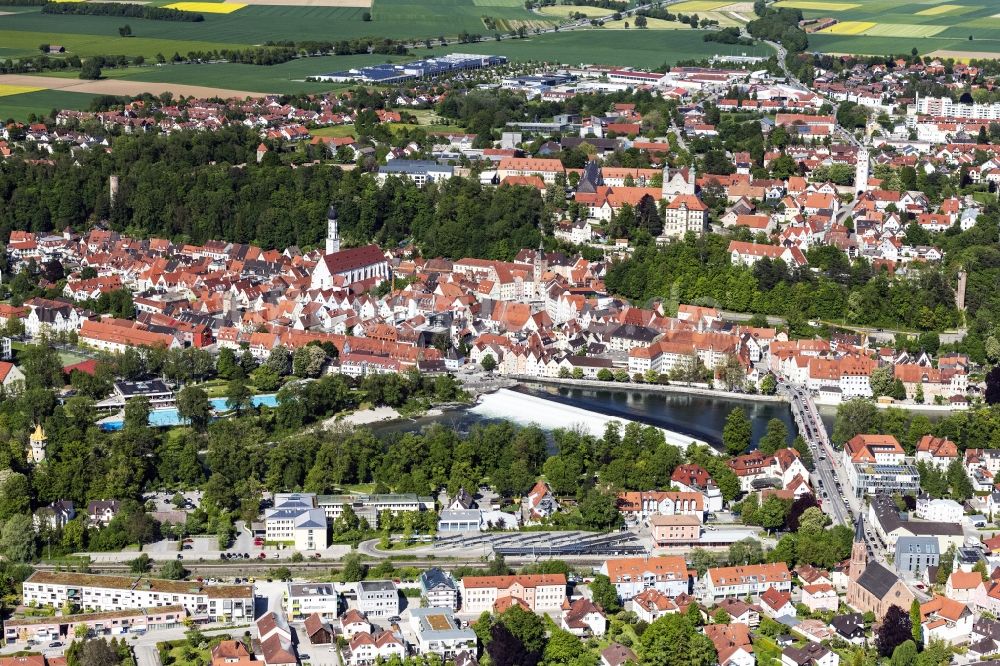 Landsberg am Lech aus der Vogelperspektive: Altstadtbereich und Innenstadtzentrum in Landsberg am Lech im Bundesland Bayern, Deutschland