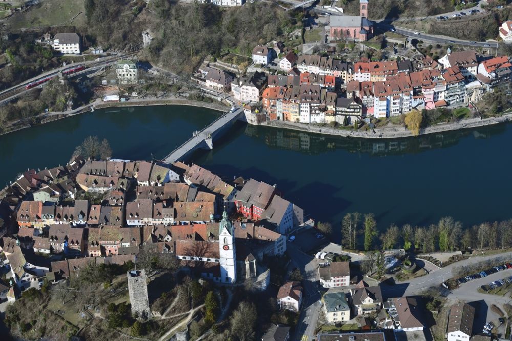 Luftbild Laufenburg - Altstadtbereich und Innenstadtzentrum in Laufenburg im Kanton Aargau, Schweiz. Blick über den Rhein nach Laufenburg (Baden) in Baden-Württemberg, Deutschland