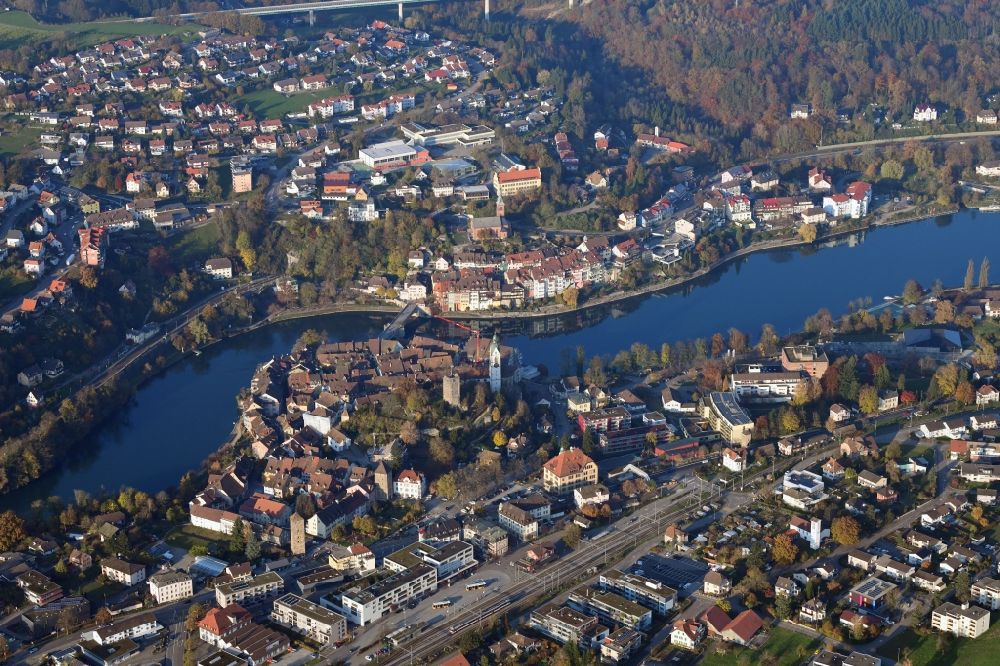 Luftaufnahme Laufenburg - Altstadtbereich und Innenstadtzentrum in Laufenburg im Kanton Aargau, Schweiz. Blick über den Rhein nach Laufenburg (Baden) in Baden-Württemberg, Deutschland