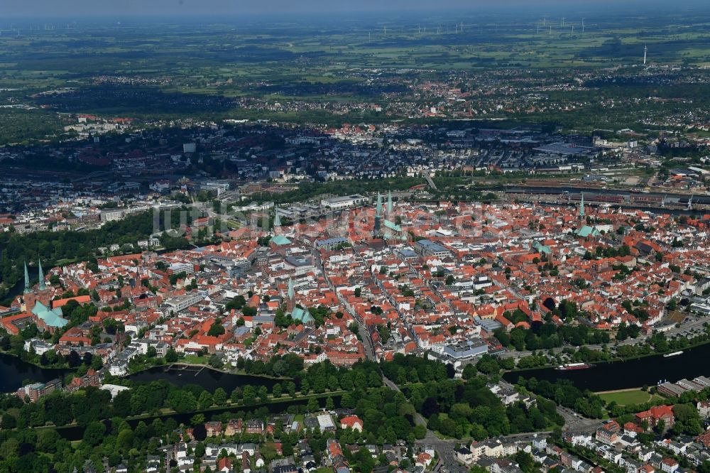 Luftaufnahme Lübeck - Altstadtbereich und Innenstadtzentrum in Lübeck im Bundesland Schleswig-Holstein, Deutschland