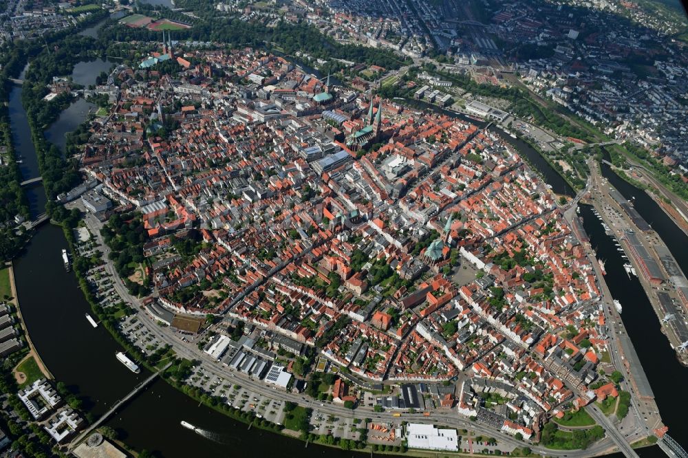 Lübeck aus der Vogelperspektive: Altstadtbereich und Innenstadtzentrum in Lübeck im Bundesland Schleswig-Holstein, Deutschland