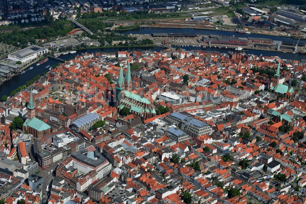 Luftaufnahme Lübeck - Altstadtbereich und Innenstadtzentrum in Lübeck im Bundesland Schleswig-Holstein, Deutschland