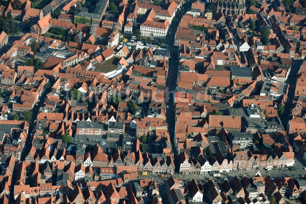 Lüneburg aus der Vogelperspektive: Altstadtbereich und Innenstadtzentrum in Lüneburg im Bundesland Niedersachsen