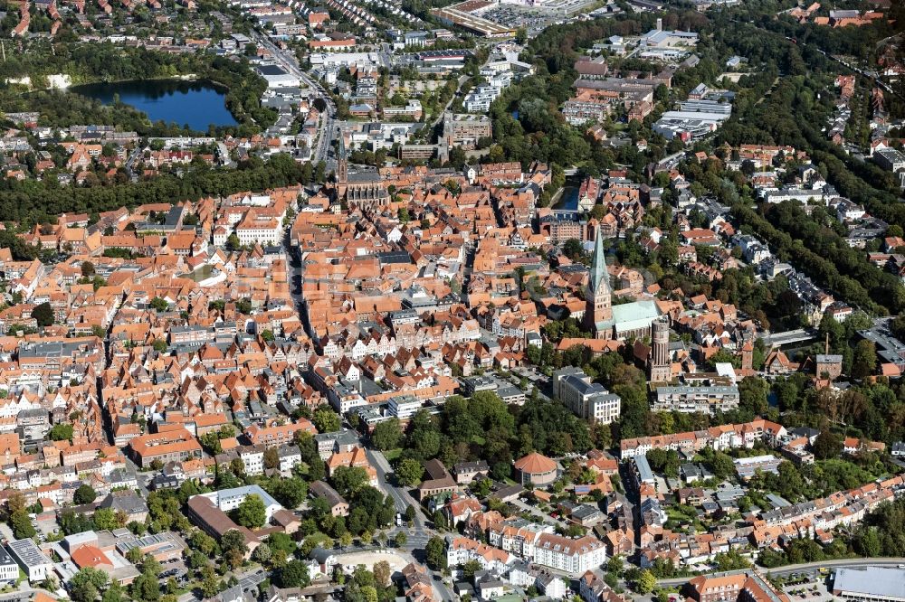 Lüneburg aus der Vogelperspektive: Altstadtbereich und Innenstadtzentrum in Lüneburg im Bundesland Niedersachsen
