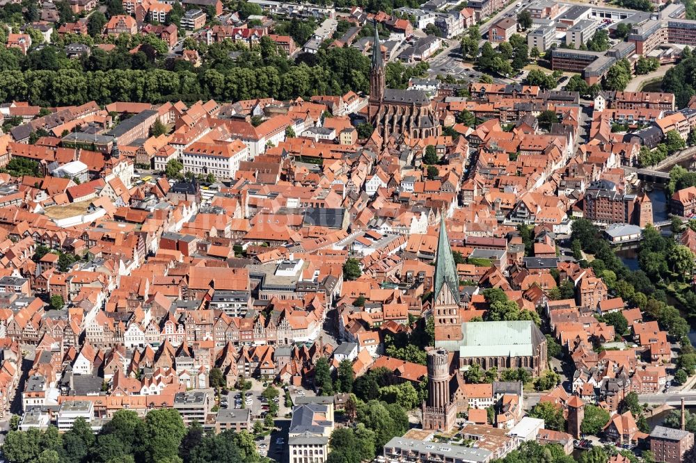Lüneburg von oben - Altstadtbereich und Innenstadtzentrum in Lüneburg im Bundesland Niedersachsen, Deutschland