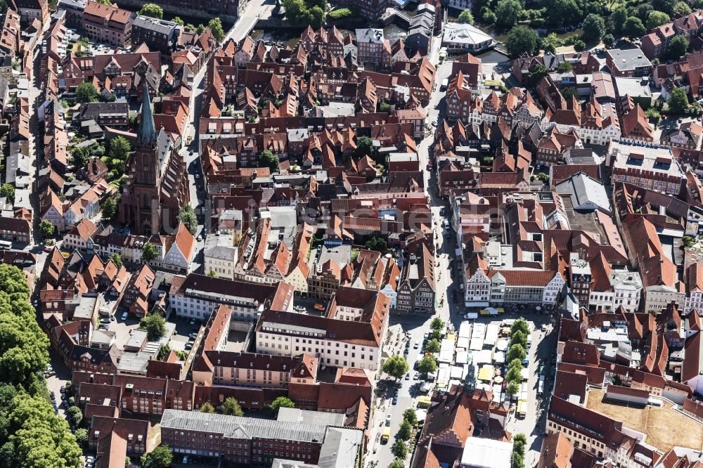 Lüneburg aus der Vogelperspektive: Altstadtbereich und Innenstadtzentrum in Lüneburg im Bundesland Niedersachsen, Deutschland