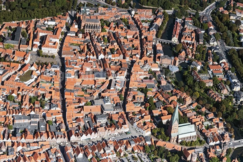 Lüneburg von oben - Altstadtbereich und Innenstadtzentrum in Lüneburg im Bundesland Niedersachsen, Deutschland