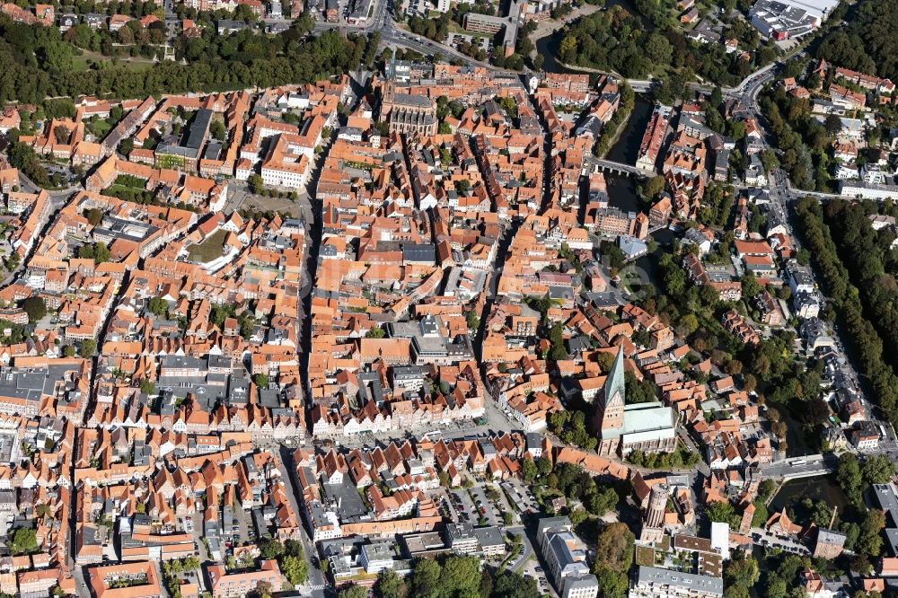 Lüneburg aus der Vogelperspektive: Altstadtbereich und Innenstadtzentrum in Lüneburg im Bundesland Niedersachsen, Deutschland