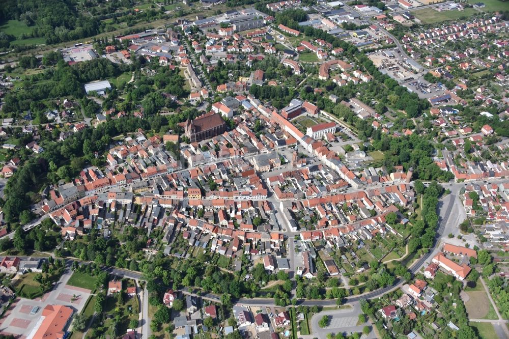 Luckau von oben - Altstadtbereich und Innenstadtzentrum in Luckau im Bundesland Brandenburg