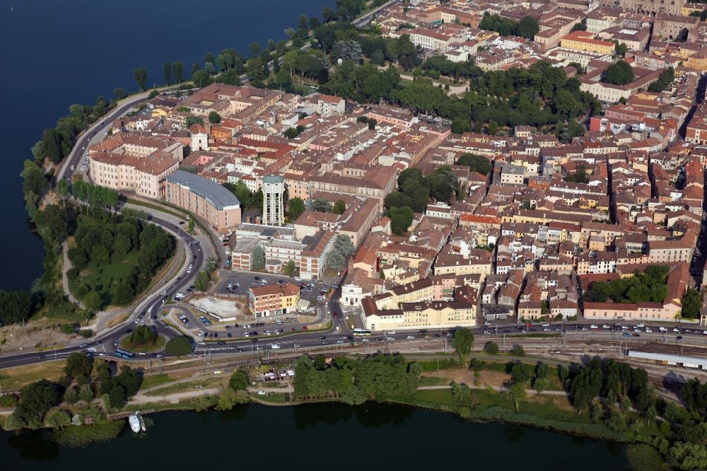 Mantua aus der Vogelperspektive: Altstadtbereich und Innenstadtzentrum in Mantua in der Lombardei, Italien
