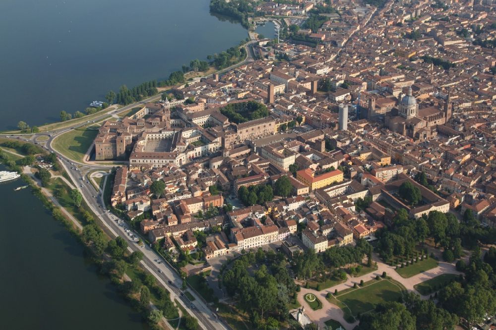Luftaufnahme Mantua - Altstadtbereich und Innenstadtzentrum in Mantua in der Lombardei, Italien