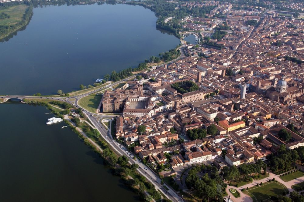 Mantua von oben - Altstadtbereich und Innenstadtzentrum in Mantua in der Lombardei, Italien
