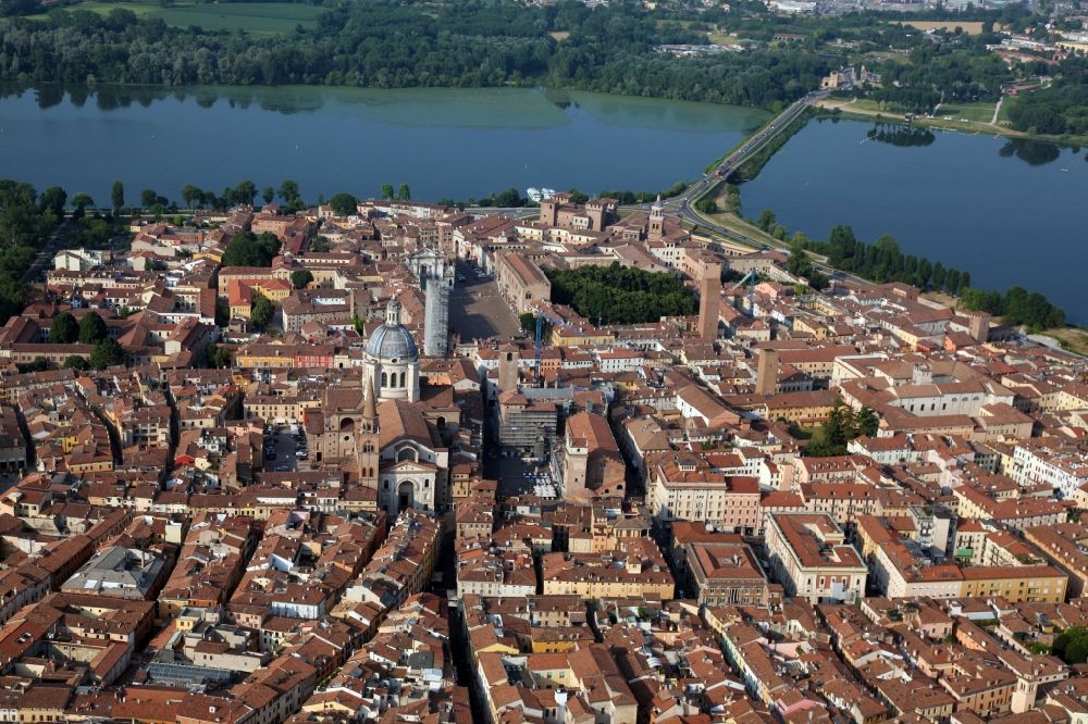 Luftbild Mantua - Altstadtbereich und Innenstadtzentrum in Mantua in der Lombardei, Italien