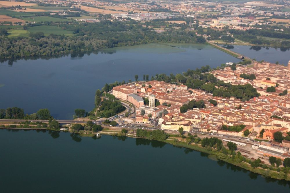 Luftaufnahme Mantova - Altstadtbereich und Innenstadtzentrum in Mantua in der Lombardei, Italien