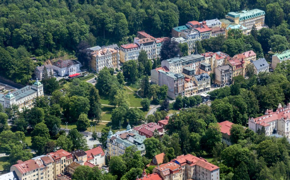Luftaufnahme Marianske Lazne - Altstadtbereich und Innenstadtzentrum in Marianske Lazne in Cechy - Böhmen, Tschechien