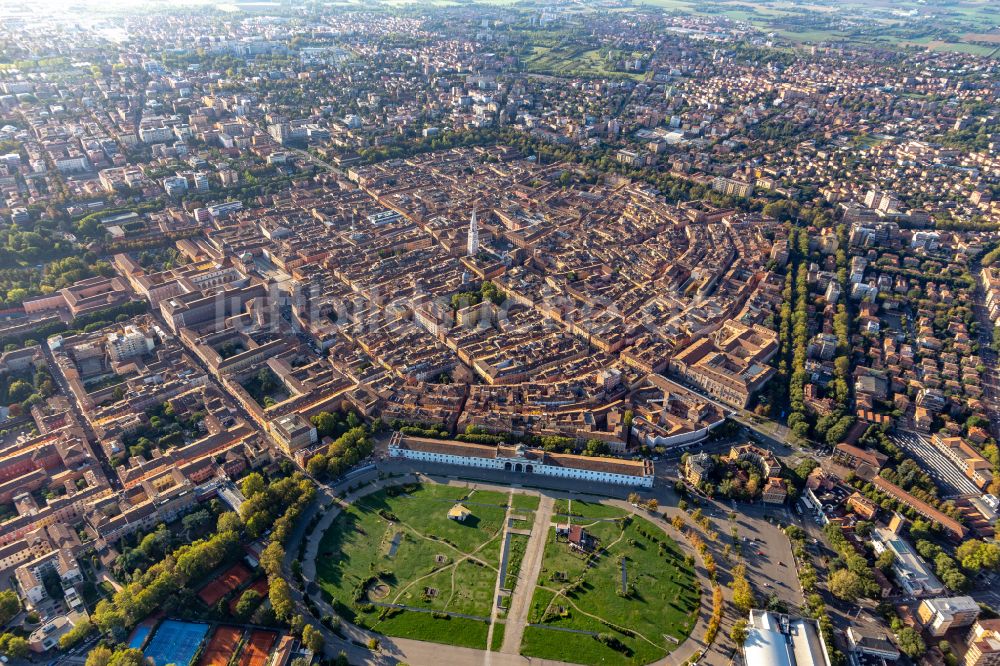 Luftbild Modena - Altstadtbereich und Innenstadtzentrum in Modena in Emilia-Romagna, Italien