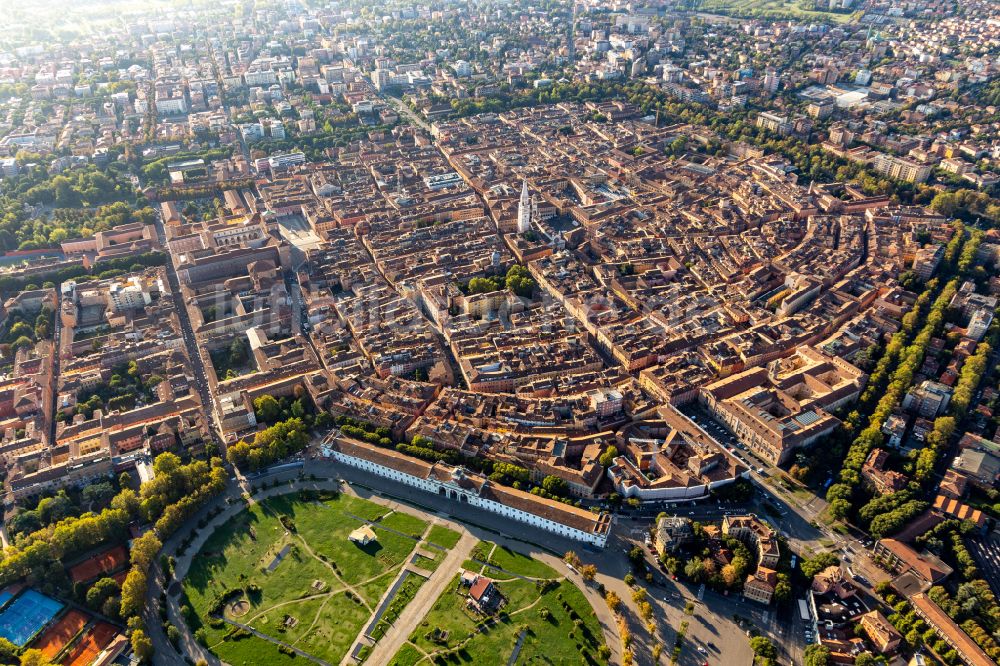 Modena von oben - Altstadtbereich und Innenstadtzentrum in Modena in Emilia-Romagna, Italien