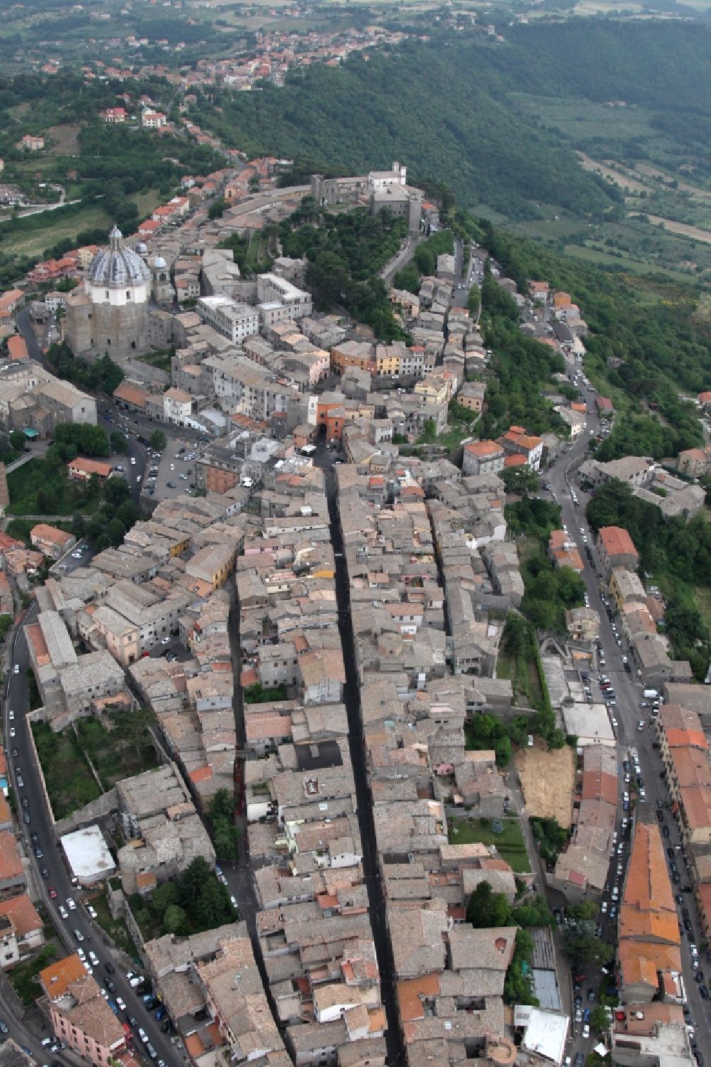 Montefiascone aus der Vogelperspektive: Altstadtbereich und Innenstadtzentrum in Montefiascone in Latium in Italien