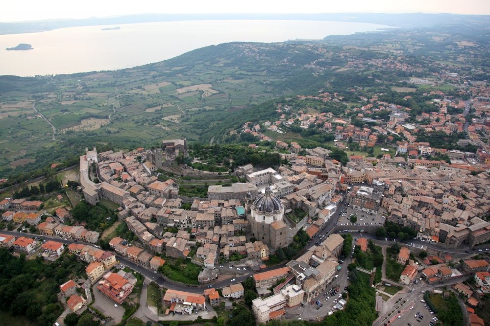 Luftaufnahme Montefiascone - Altstadtbereich und Innenstadtzentrum in Montefiascone in Latium in Italien