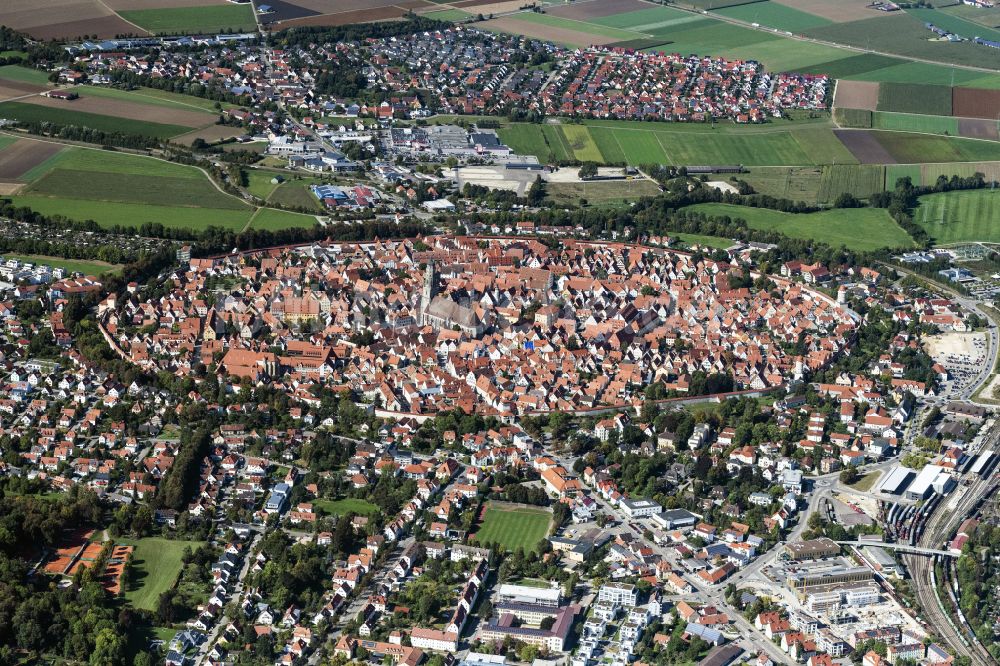 Nördlingen von oben - Altstadtbereich und Innenstadtzentrum in Nördlingen im Bundesland Bayern, Deutschland