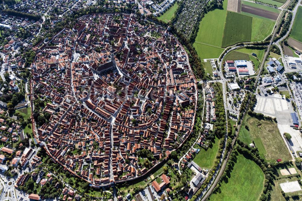 Nördlingen aus der Vogelperspektive: Altstadtbereich und Innenstadtzentrum in Nördlingen im Bundesland Bayern, Deutschland