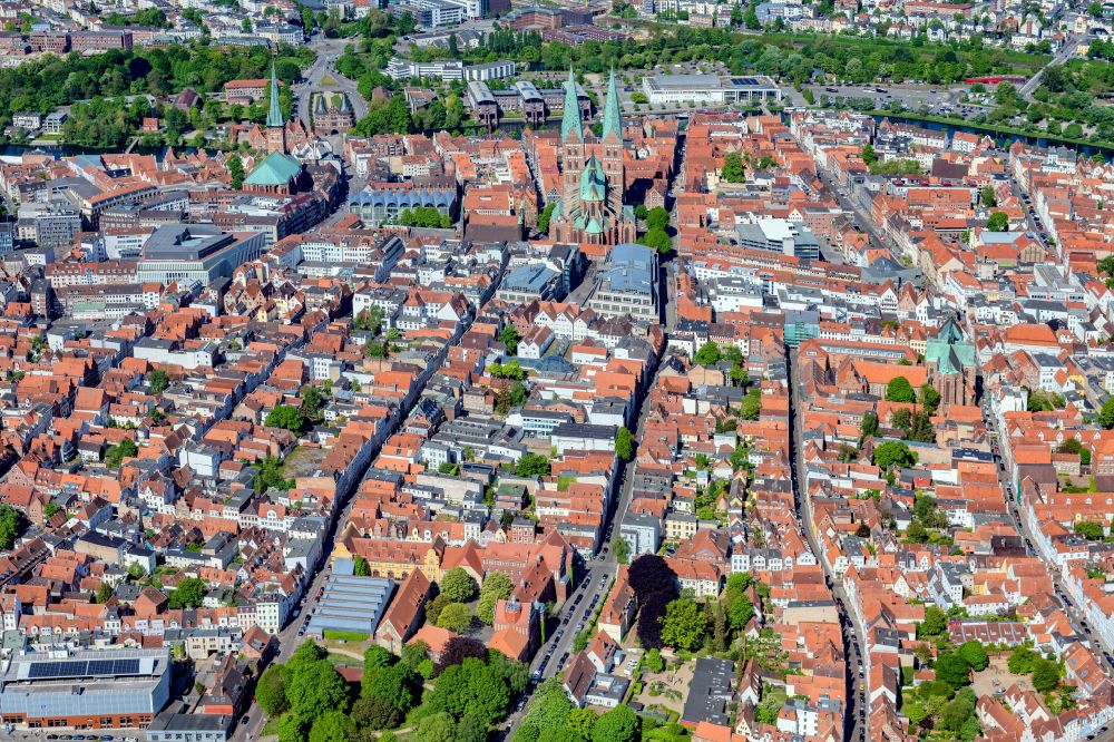 Luftaufnahme Lübeck - Altstadtbereich und Innenstadtzentrum im Ortsteil Innenstadt in Lübeck im Bundesland Schleswig-Holstein, Deutschland