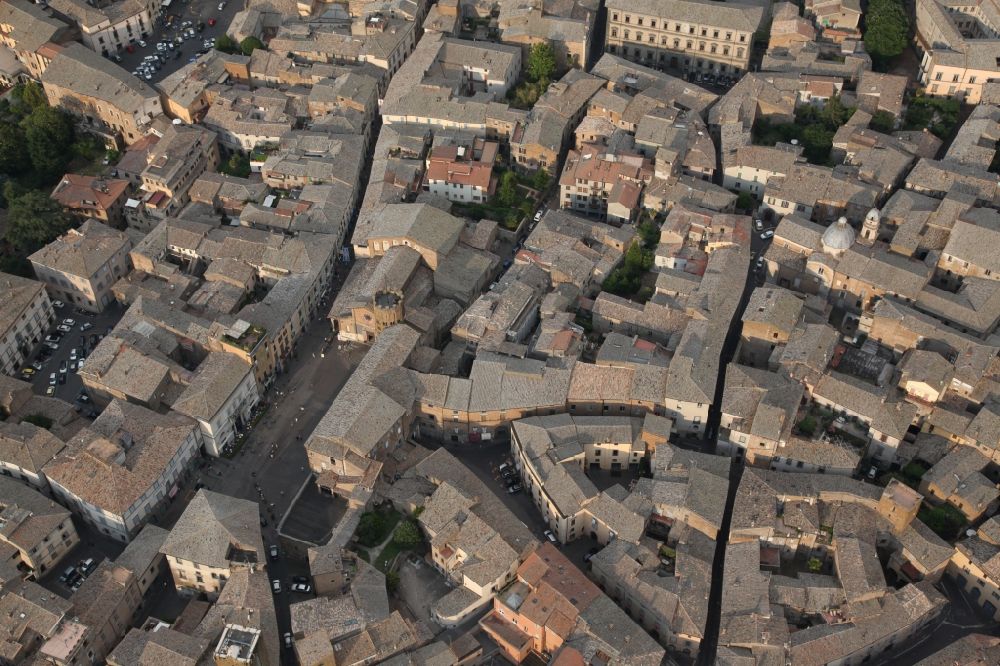 Orvieto von oben - Altstadtbereich und Innenstadtzentrum in Orvieto in Umbrien in Italien