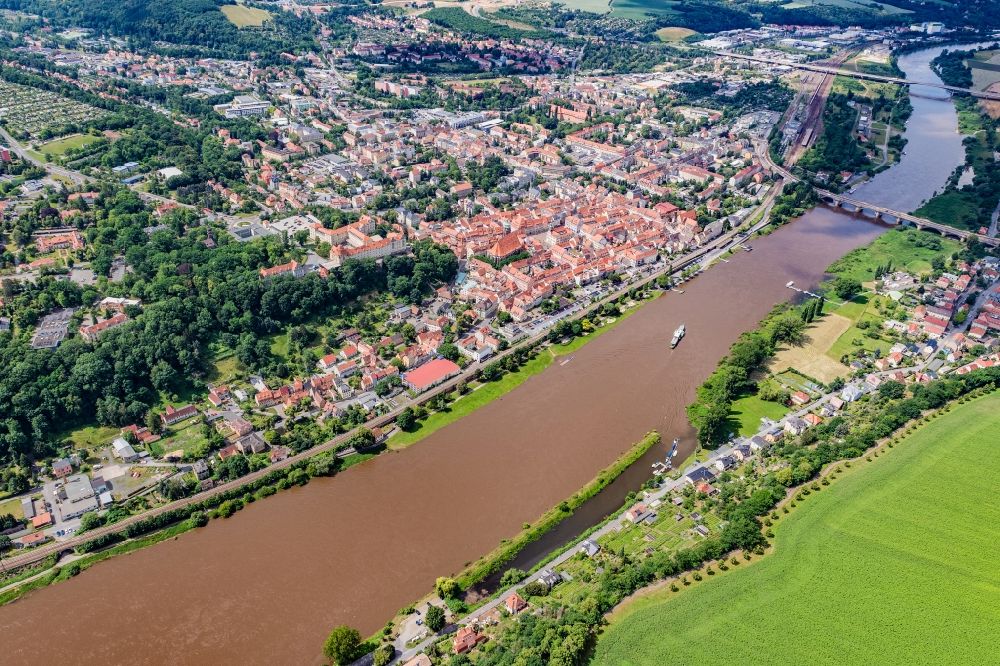Pirna von oben - Altstadtbereich und Innenstadtzentrum in Pirna am Fluss Elbe im Bundesland Sachsen, Deutschland