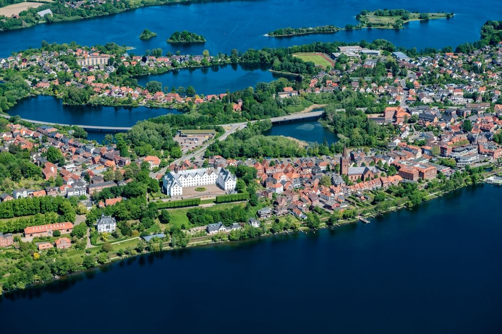 Luftaufnahme Plön - Altstadtbereich und Innenstadtzentrum um das Plöner Schloss in Plön im Bundesland Schleswig-Holstein, Deutschland